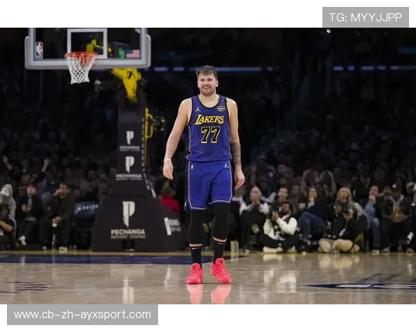 东契奇突破上篮频频撕裂防线，湖人攻防节奏稳健：一场震撼的精彩对决